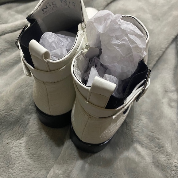 boots - Picture 2 of 3